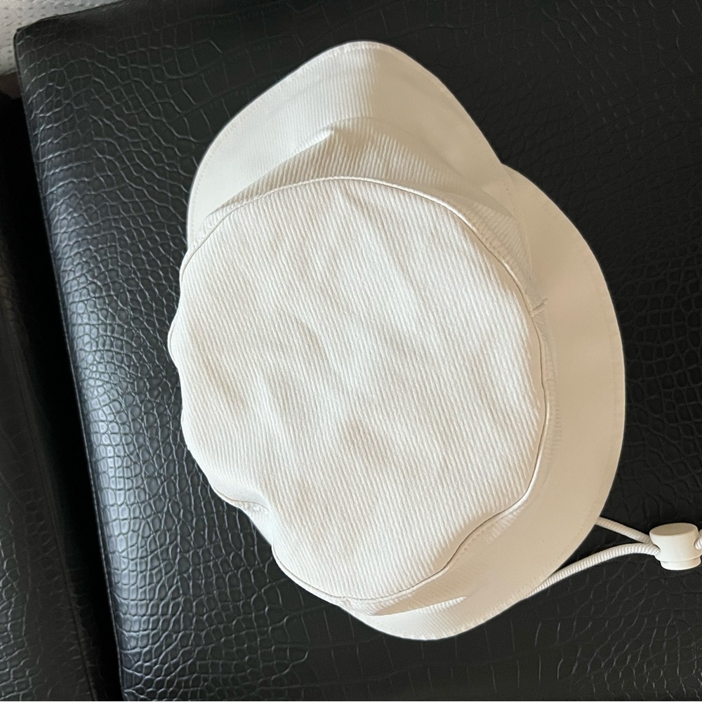 Lululemon white bucket hat. Xs/s.